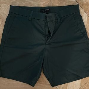 Banana Republic Core Temp shorts in dark green men’s size 31 with 7” inseam